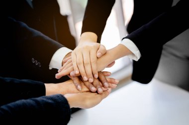 Beyin Fırtınası Toplantısı ve çeşitli etnik köken işadamlarının anlaşması, başarılı bir çalışma ve hedefe ulaşmak için el ele verip uyum içinde olduklarını gösteriyor. Takım çalışması, hedefe ulaşmak için net bir bölünme çalışması gerektirir..