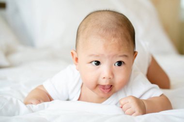 Asyalı yeni doğan çocuklara vücudun gelişiminde bakılması gerekir. Kıyafetlerin ve barınakların görsel becerileri ve özel doktorlarla hastanedeki regl dönemini kontrol etmek gerekir.