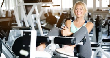 Beyaz kadınların mutlu gülüşü. Spor salonunda spor kıyafetleri ve spor aletleri giyiyordu. Egzersiz sağlıklı bir vücuda, iyi forma ve kasları gevşetmeye yardımcı olur. Sağlık hizmetleri kavramları