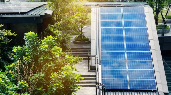 Güneş pili panelleri güneş enerjisini depolamaya yardımcı olur. Sonra ev için elektrik enerjisi olarak kullanıldı ve binalar masrafları azaltmak ve çevreyi korumak için kullanıldı. Küresel ısınmayı azaltmaya yardımcı olan teknoloji
