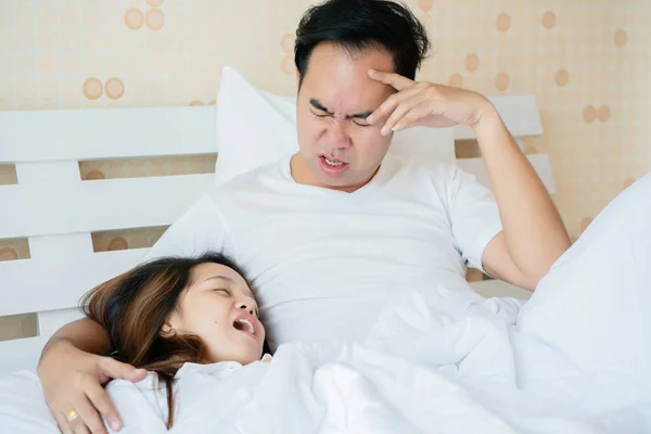 Snoring may cause apnea. May cause death. Asian couple That men have to endure the behavior of women, snoring mattresses every night Causing poor mental health There may be problems in family life.