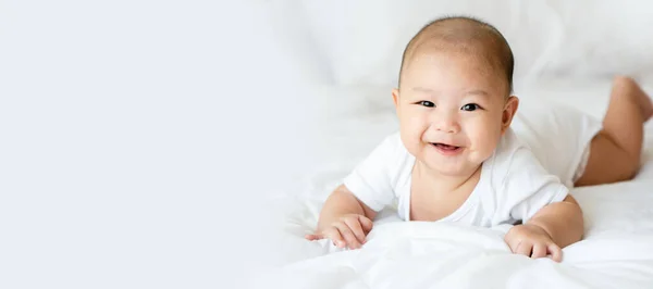 亚洲新生儿在身体发育过程中必须得到照顾 对衣服 住房进行清洁 并检查医院的月经情况 带有复制空间的横幅背景 — 图库照片