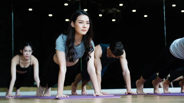 아시아 여성들은 헬스클럽에서 수업을 있으며 운동을 갖는데 도움이 스포츠와 — 스톡 사진