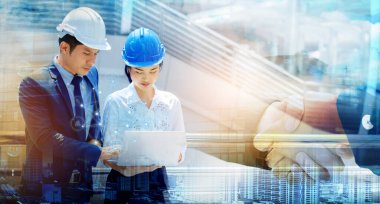 İki Asyalı mühendis iş hakkında konuşuyor. Bilgi bulmak için dizüstü bilgisayar kullanmak, sistematik yapı, 5G teknolojisi. Kask takmak, iş yerindeki kazaları önlemeye yardımcı olur..