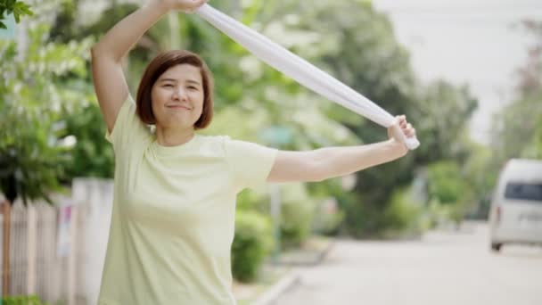 Азиатские Женщины Возрасте Лет Тренировка Деревне Чувством Счастья Улыбкой Упражнение — стоковое видео