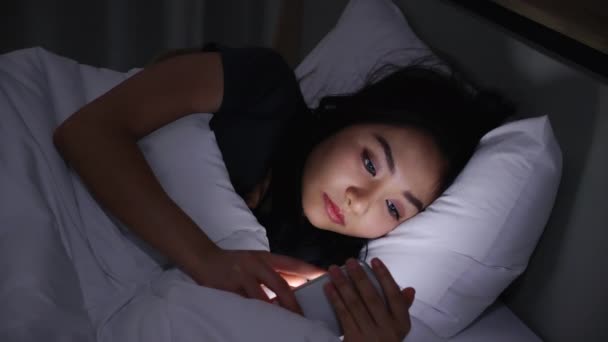 Wanita Muda Asia Yang Berbaring Tempat Tidur Bermain Smartphone Pada — Stok Video