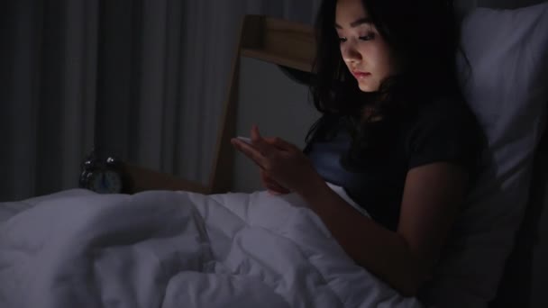 Asian Young Woman Lying Bed Play Smartphones Night Time Bedroom — Stock Video