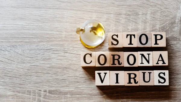 Coronavirus kavramı (COVID-19). Corona virüsünün dünya çapında yayılmasını engelle ya da durdur. Yayılan insandan insana güvenliğiniz için evinizde ve sosyal mesafenizde kalın. Tahtadaki harfler.