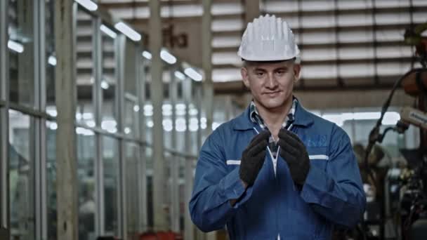 エンジニア工場の男は敬意を払うために手で挨拶仕事で幸せの笑顔で 安全ヘルメットは 整備士の作業中に安全に役立ちます 非接触グリーティングヘルプコロナウイルス防止 Covid — ストック動画
