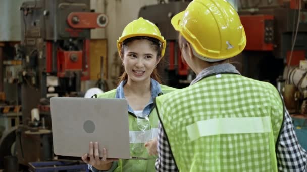 Asian Woman Engineer Stand Talk Colleagues Use Laptop Factory Meeting — Stock Video