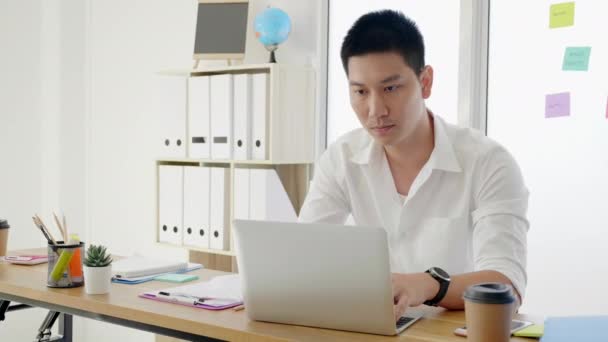 Empresarios Asiáticos Trabajan Usando Computadoras Portátiles Oficinas Modernas Tener Estrés — Vídeos de Stock