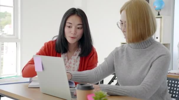 亚洲的两位女商人正在现代的办公室里坐着聊天或开会 工作愉快 面带微笑 团队合作 协助策划成功的营销策略 概念业务启动 — 图库视频影像