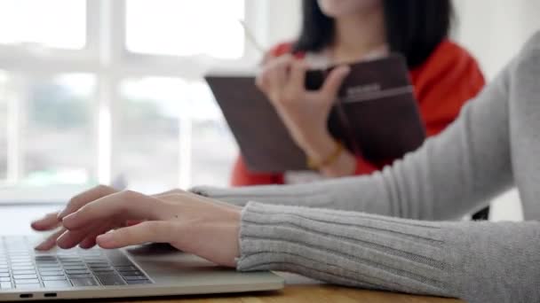 Üzletemberek Kezei Használják Laptopot Hogy Modern Irodákban Dolgozzanak Információ Bemutatása — Stock videók