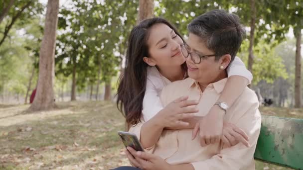 Mães Família Asiática Filhas Adolescentes Estão Felizes Vir Piquenique Parque — Vídeo de Stock