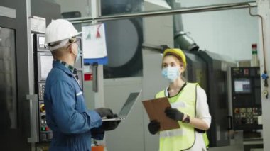 Fabrika mühendisi makine ekipmanlarını kontrol et. Koruyucu giyin. Kazaları önlemek için güvenlik kaskı. Toz, Coronavirus ya da endüstriyel fabrikaların çalışmasını engellemek için maske. Yeni normal kavramı