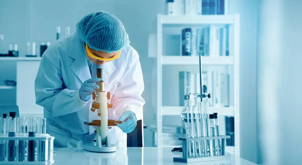 Koronavirüsü (COVID 19) test etmek için Asyalı bilim adamı veya doktorlar mikroskop kullanır. Ya da laboratuvarda ya da hastanede insan hayatını kurtaracak yeni bir grip virüsü. Hastaların tedavilerini araştırmada başarılı