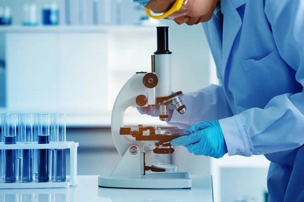 Koronavirüsü (COVID 19) test etmek için Asyalı bilim adamı veya doktorlar mikroskop kullanır. Ya da laboratuvarda ya da hastanede insan hayatını kurtaracak yeni bir grip virüsü. Hastaların tedavilerini araştırmada başarılı