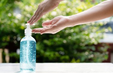 Alkol jeli, Coronavirüs 'ü önlemek için vücudu yıkamak için kullanılır. Covid-19 'un yayılmasını durdurun. İnsanlar ellerini temizlemek ya da virüsün pisliğine dokunmak için kullanmalı. Yeni Normal Oluştur