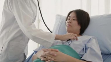 Özel hastane odalarındaki hastalar için doktor ya da tıbbi tedavi. Kaliteli, temiz, mikroplardan ve bakterilerden arınmış bir hasta bakım merkezi. Coronavirus (COVID-19) veya grip için fiziksel muayene.