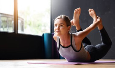 Kadınlar evde yoga yapıyor. Meditasyon pratiği. Boş zamanlarında rahatla. Her gün egzersiz sağlıklı kalmana yardımcı olur. Ve iyi akıl. Evde idman kavramı
