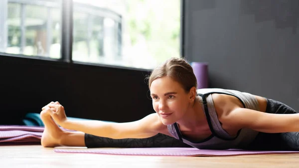 Kadınlar evde yoga yapıyor. Meditasyon pratiği. Boş zamanlarında rahatla. Her gün egzersiz sağlıklı kalmana yardımcı olur. Ve iyi akıl. Evde idman kavramı