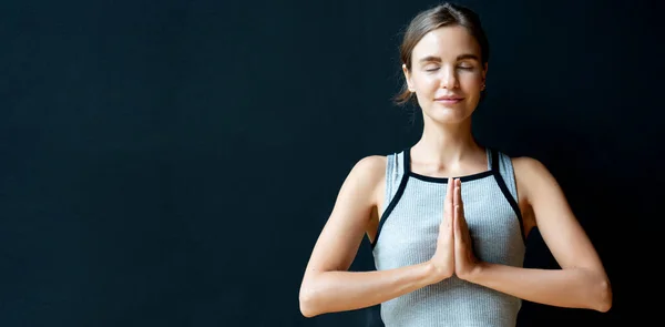 Kadınlar Evde Yoga Yapıyor Meditasyon Pratiği Boş Zamanlarında Rahatla Her — Stok fotoğraf