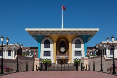 Muscat 'taki Qasr al Alam Sarayı, Umman. Önde kimse yok, kraliyet bayrağı yukarıda.