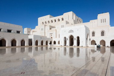Muscat Kraliyet Opera Evi, Umman cilalı mermer zemin üzerinde yansımaları ile