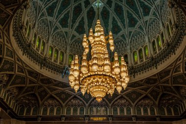Muscat, Umman 'daki Sultan Qaboos Büyük Camii' nin iç kubbesindeki avize.