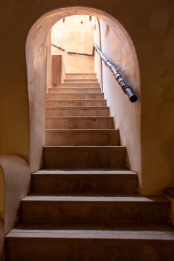 Umman 'daki Al Hazm kalesinde merdiven ve kemerli tünel.