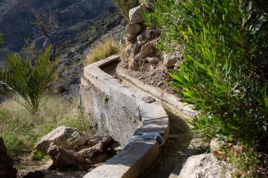 Umman 'daki Wakan köyünün tepesindeki geleneksel Falaj sulama kanalı.