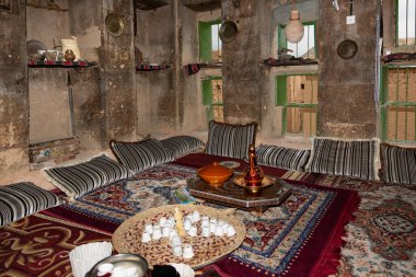 Umman 'daki Al Hamra' daki geleneksel Bait al Safah 'daki kahve masası.