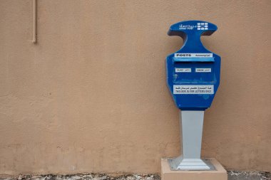 Mavi Omani posta kutusu geleneksel kavisli bir hançer sapını temsil ediyor.