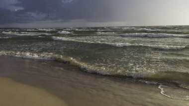 Ventspils 'teki Baltık Denizi. Fırtına bekliyor..