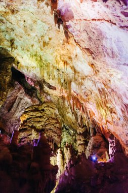 Gürcistan 'ın Kutaisi, Imereti bölgesi yakınlarındaki Prometheus Kumistavi Mağarası. Renk boyası