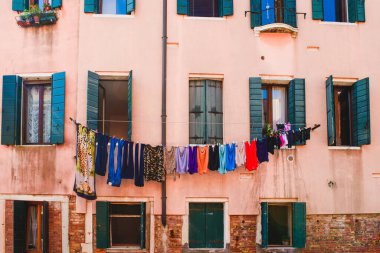 Renkli yıkama ile ön cephe. Kıyafetler evin ön cephesinde kurumuş. Venezuela 'da büyük yıkım