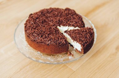 Çikolatalı kek. İçinde süzme peynirli kek var. Çocuk oyuncağı..