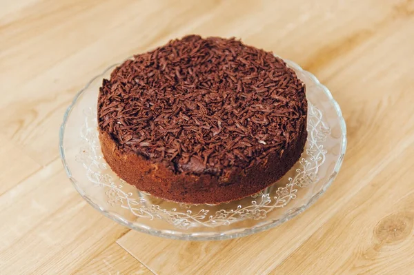 Ciasto czekoladowe na talerzu slass i tle drewna. — Zdjęcie stockowe