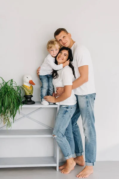 Lycklig Familj Mor Far Barn Krama Varandra Hemma Gåshud Och — Stockfoto
