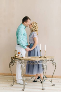 Aşk hikâyesi genç kadın ve erkek kalır ve bağbozumunun içinde el ele tutuşurlar. Sahte bacaklı masa ve mumlu şamdan..