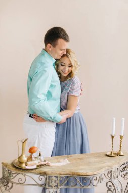 Aşk hikâyesi genç kadın ve erkek kalır ve bağbozumunun içinde el ele tutuşurlar. Sahte bacaklı masa ve mumlu şamdan.