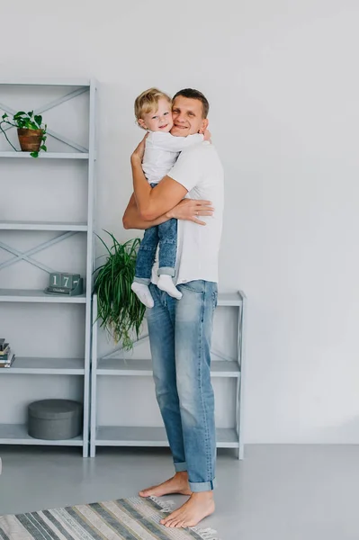 Man Far Kramar Hårt Med Sin Son Famnen Håller Honom — Stockfoto