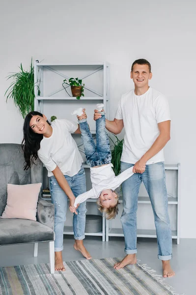 Sonriente Familia Que Divierte Todo Cuerpo Acogedor Interior Elegante Mantenga — Foto de Stock