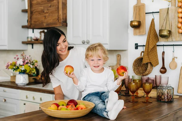 Söt Liten Pojke Med Mamma Familjen Köket Förbereder Frukost Mor — Stockfoto