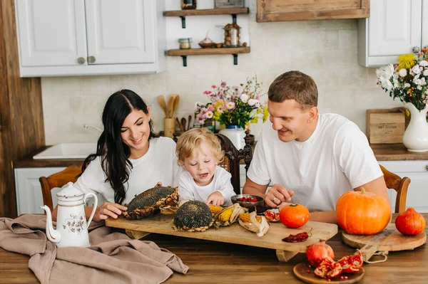 Familjen Köket Vacker Mor Med Sin Lilla Son Far Vit — Stockfoto