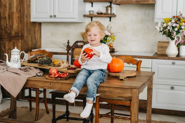 Porträtt Glad Pojke Sitter Vid Vacker Interiör Köksbord Med Pumpor — Stockfoto