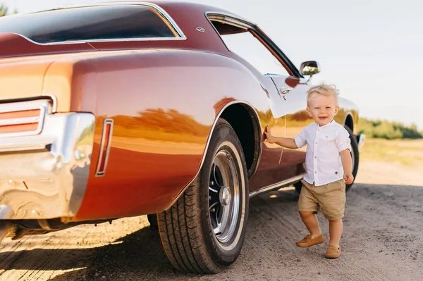 Buick Riviera Retrostil Unik Bil Söt Blond Pojke Nära Retro — Stockfoto