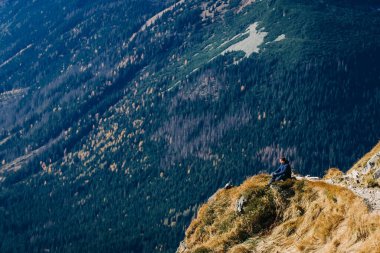 Vysoke Tatry 'deki High Tatras Dağları' nda gezinti. Polonya dağlarında bir uçurumun tepesindeki adam. İnanılmaz dağ manzarası.