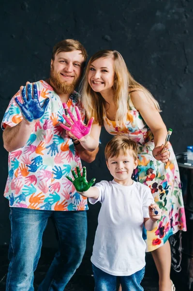 Porträt Von Süßen Glücklichen Eltern Mit Kindern Die Malen Und — Stockfoto