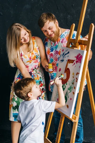 Söt Leende Hela Familjen Med Pensel Händerna Ritar Ett Staffli — Stockfoto